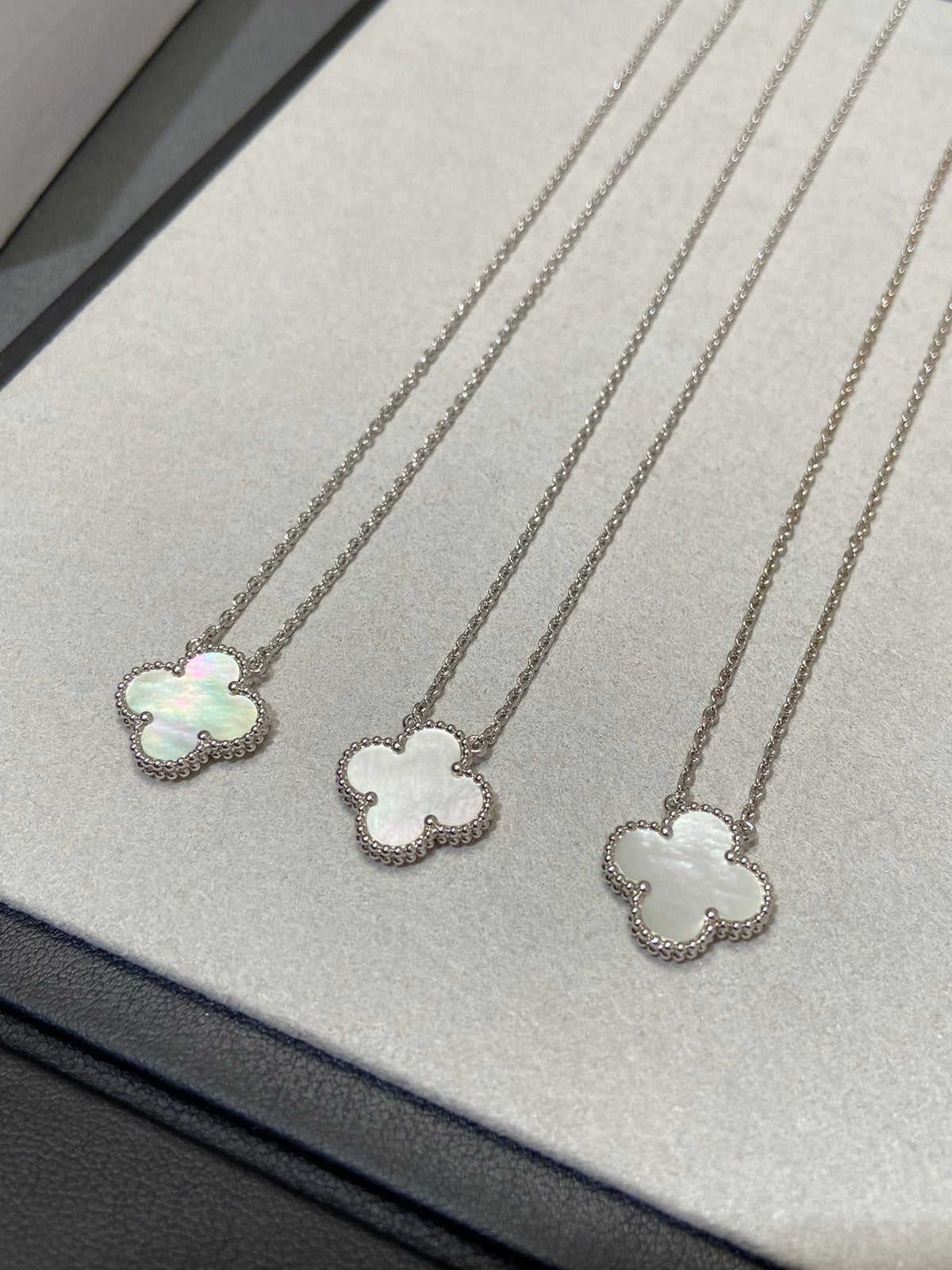 [⭐Shinejoy]CLOVER MEDIUM SILVER WHITE MOP NECKLACE